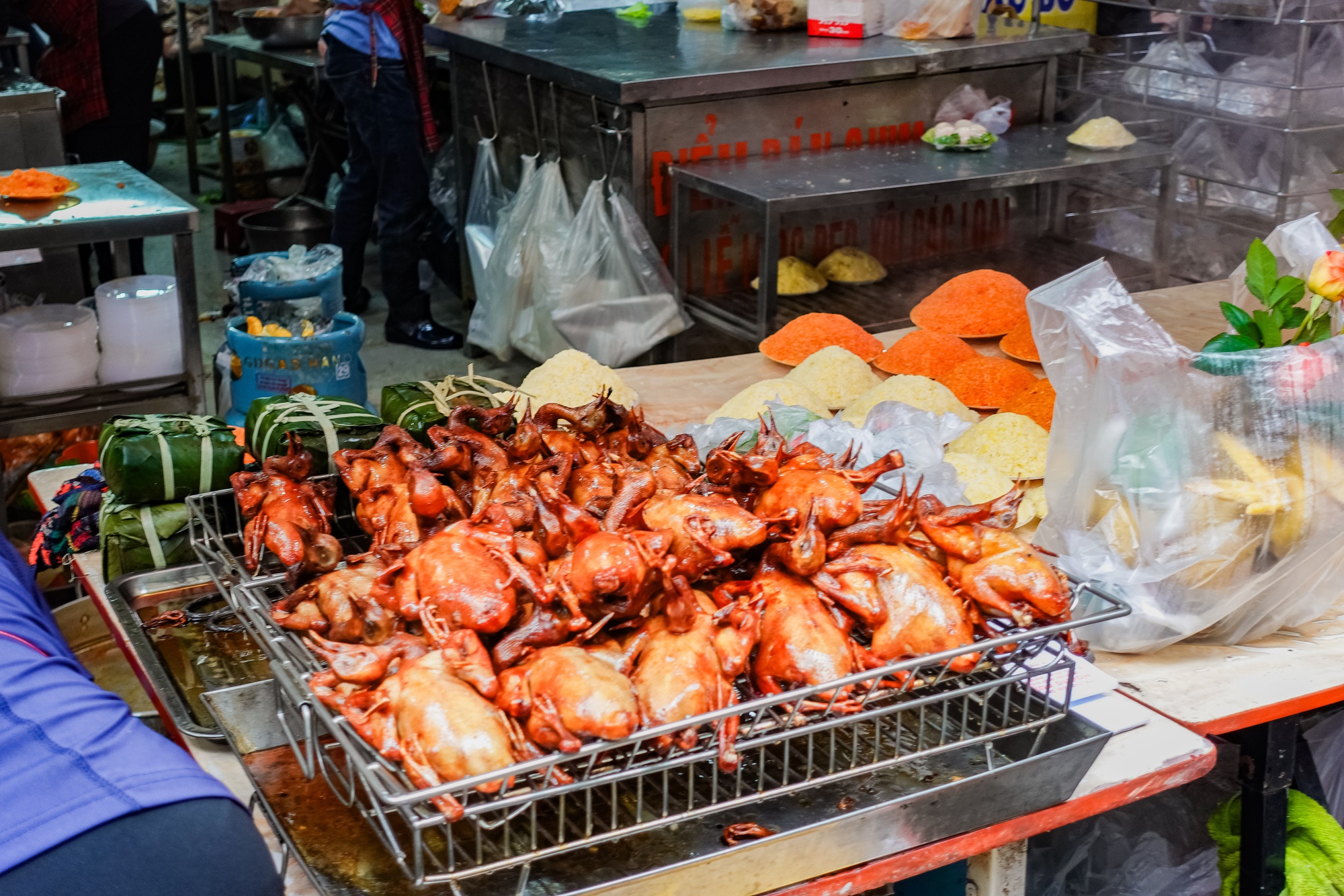 Gà luộc 1 triệu/con vẫn đổ xô mua - đây là khu chợ hot nhất Hà Nội hôm nay! - Ảnh 13.