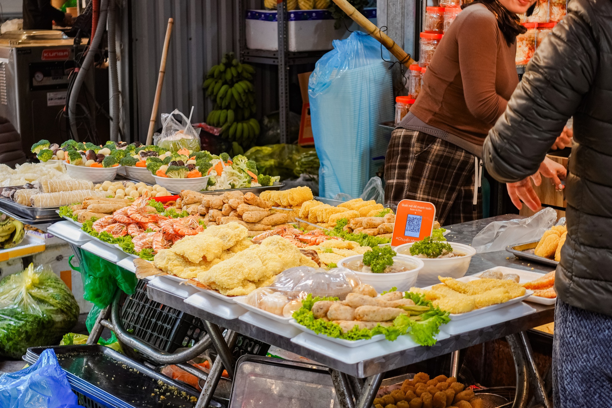 Gà luộc 1 triệu/con vẫn đổ xô mua - đây là khu chợ hot nhất Hà Nội hôm nay! - Ảnh 14.