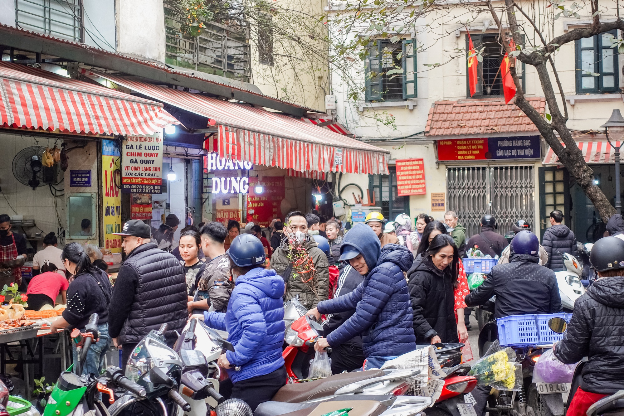 Gà luộc 1 triệu/con vẫn đổ xô mua - đây là khu chợ hot nhất Hà Nội hôm nay! - Ảnh 4.