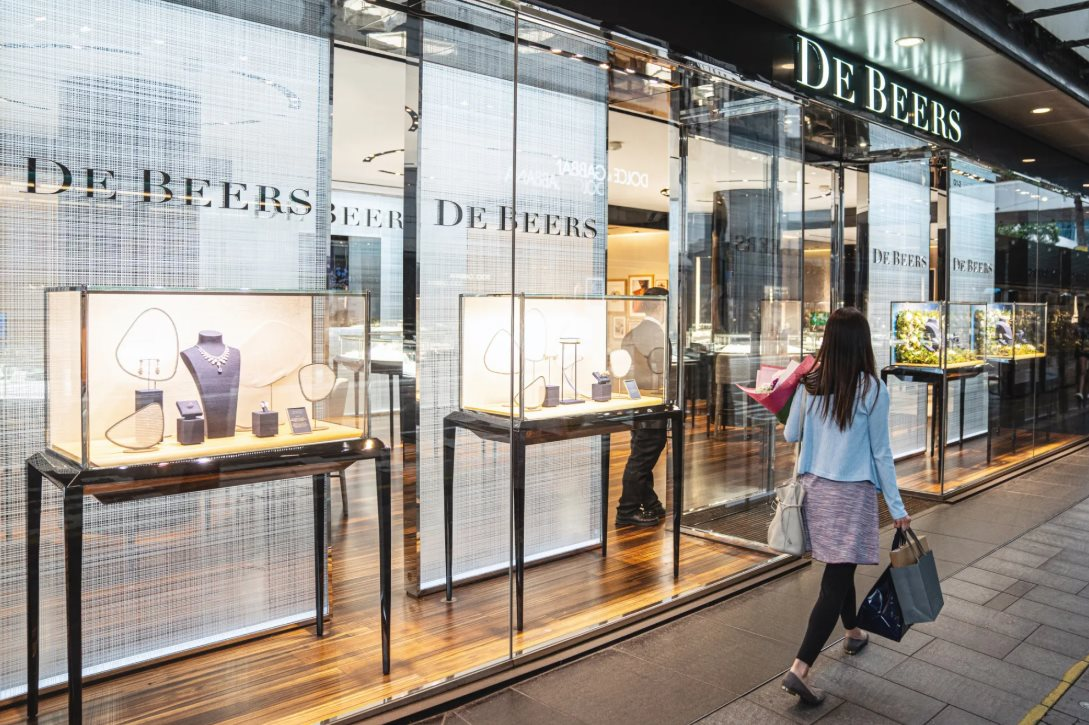 Tập đoàn kim cương De Beers bị rao bán , ngành công nghệ kim cương biến động lớn 2026 - Ảnh 2.