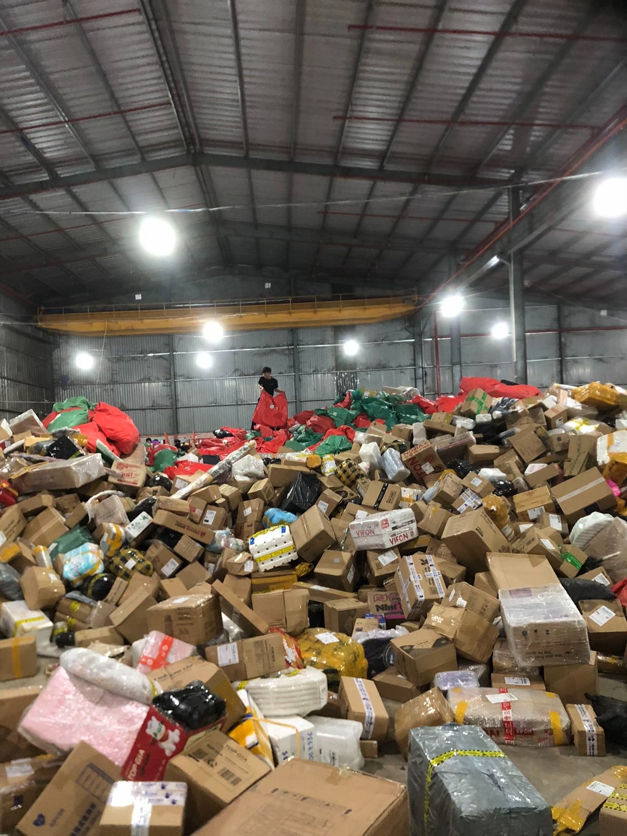 Cảnh tượng ám ảnh kho Bắc Ninh: Đơn hàng online chờ giao dịp Tết 2026 - Ảnh 1.