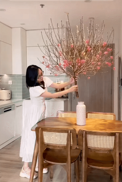 Vợ đảm ở Hà Nội dự trù chi tiêu Tết cho 3 gia đình gói gọn 21 triệu: Cành đào 300k, tuyết mai 90k... hoa rực rỡ khắp nhà- Ảnh 2.