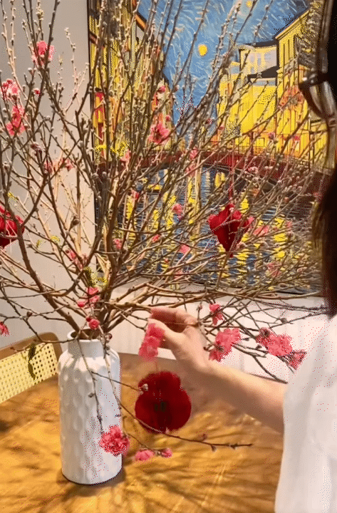 Vợ đảm ở Hà Nội dự trù chi tiêu Tết cho 3 gia đình gói gọn 21 triệu: Cành đào 300k, tuyết mai 90k... hoa rực rỡ khắp nhà- Ảnh 7.