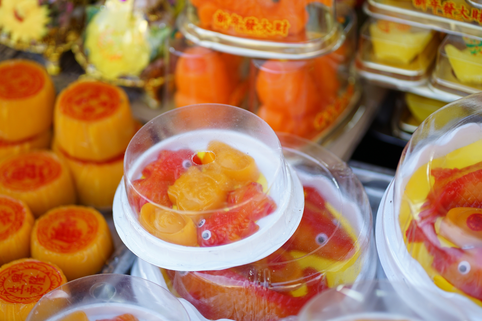 Cảnh tượng lạ lùng ngày ông Táo: Bánh trái đẹp như vàng nhưng người dân chỉ dám “mua một nửa” tại chợ người Hoa - Ảnh 10.