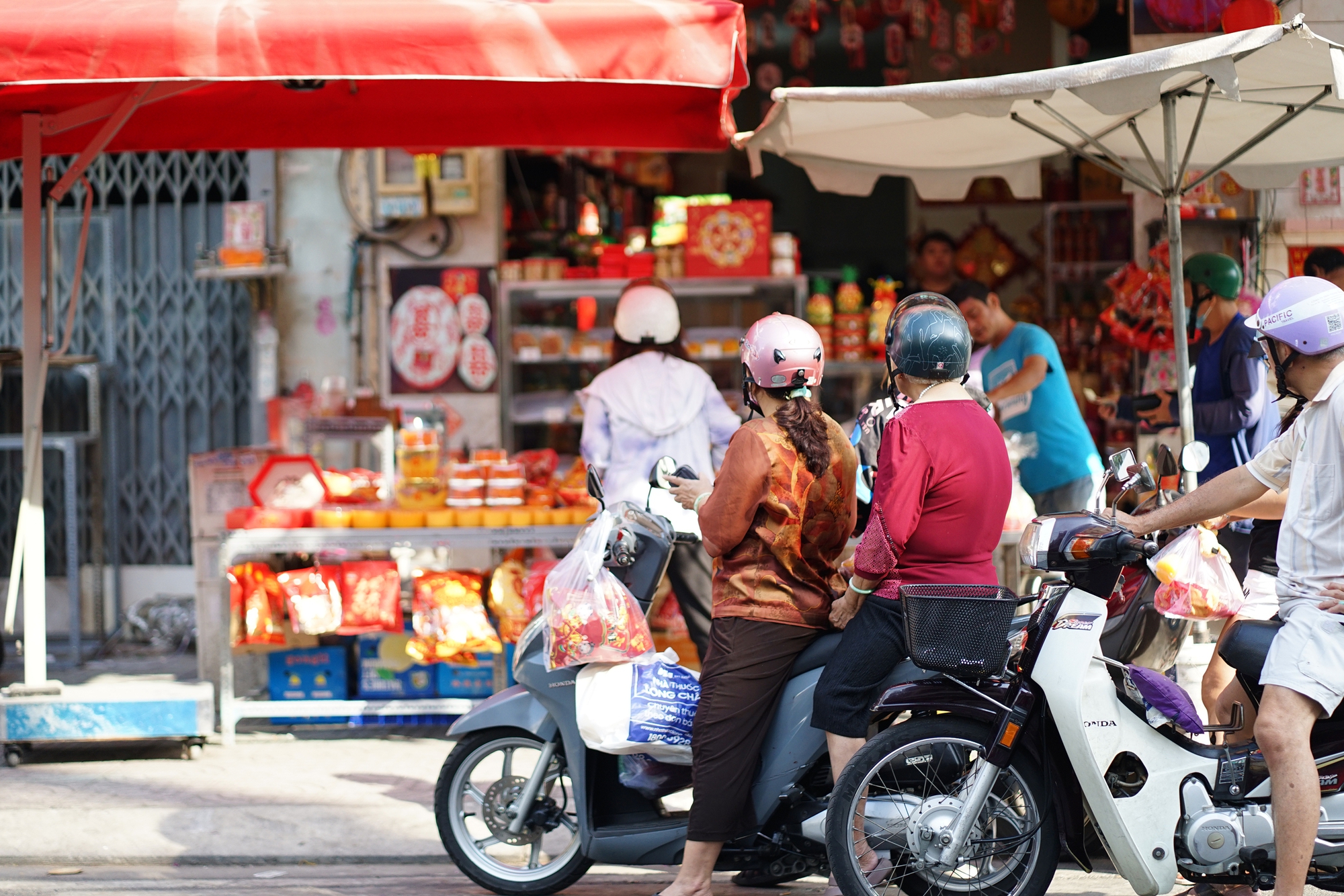Cảnh tượng lạ lùng ngày ông Táo: Bánh trái đẹp như vàng nhưng người dân chỉ dám “mua một nửa” tại chợ người Hoa - Ảnh 2.
