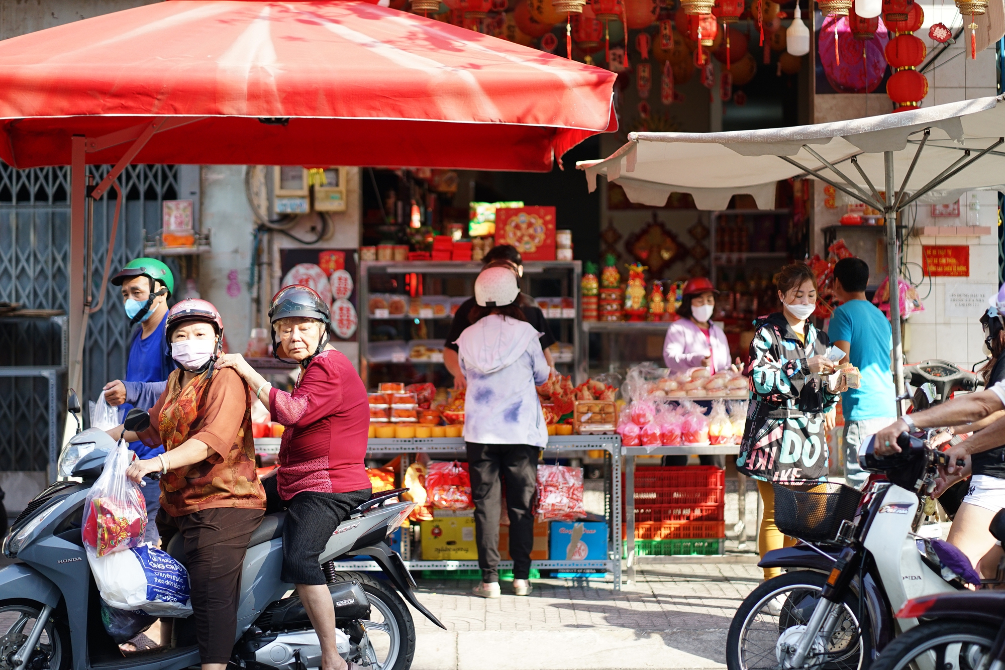 Cảnh tượng lạ lùng ngày ông Táo: Bánh trái đẹp như vàng nhưng người dân chỉ dám “mua một nửa” tại chợ người Hoa - Ảnh 3.