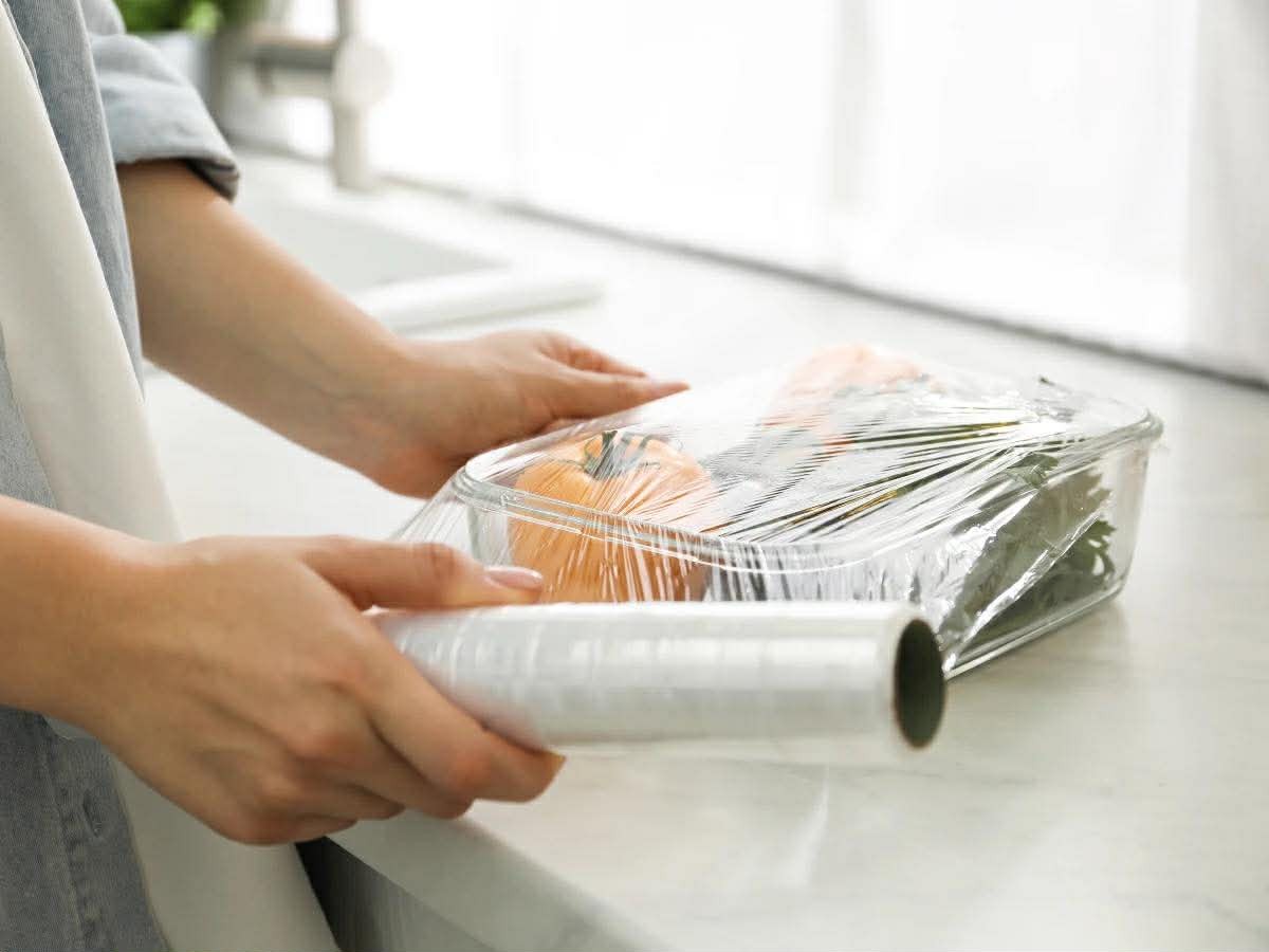 Đừng dùng màng bọc thực phẩm để bảo quản thức ăn thừa! Các chuyên gia Nhật Bản tiết lộ phương pháp khá bất ngờ - Ảnh 2.