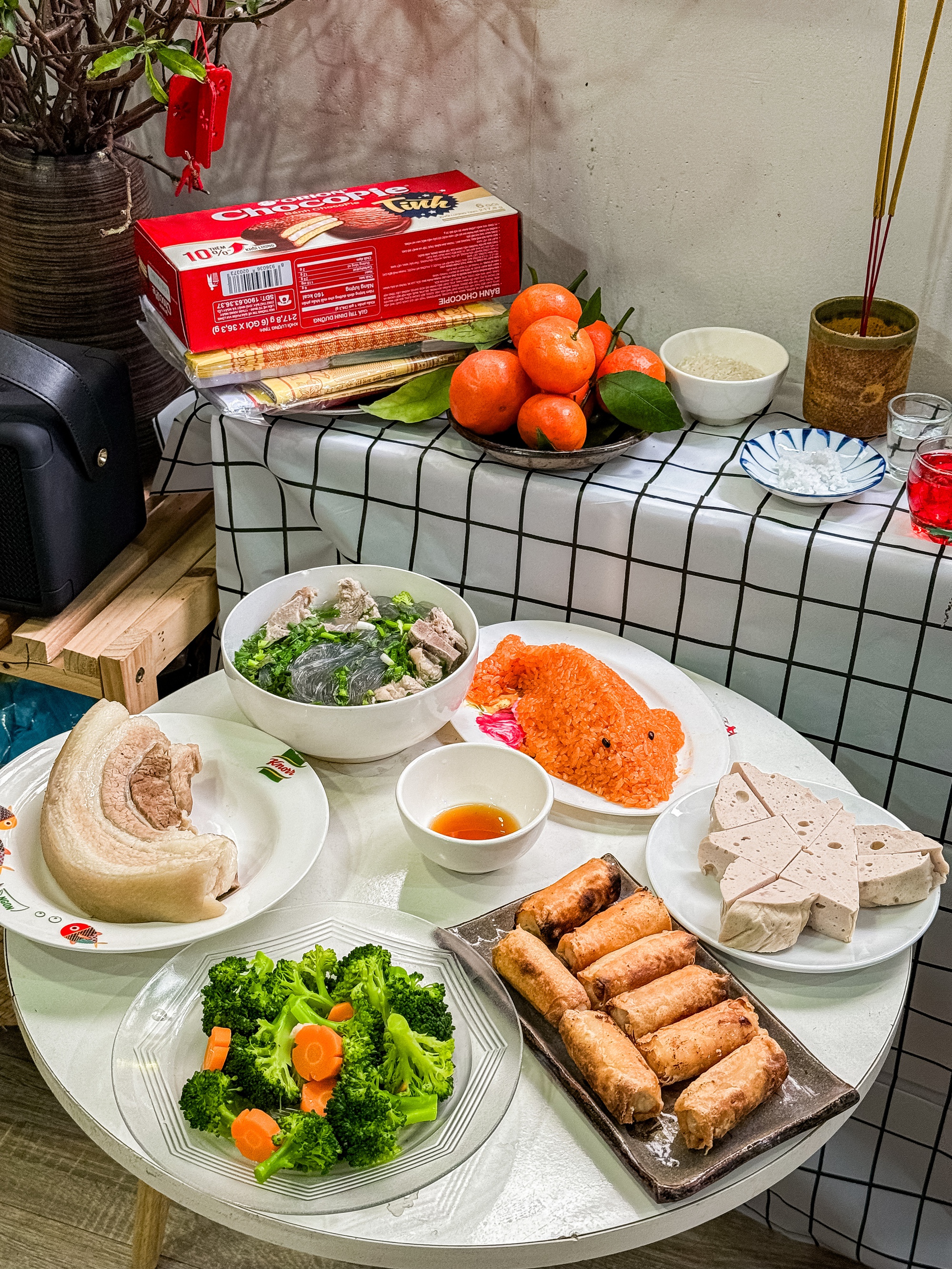 Cuộc đua khoe mâm cúng ông Công ông Táo đổ bộ MXH, loạt món đặc sản được "lên mâm" - Ảnh 9.