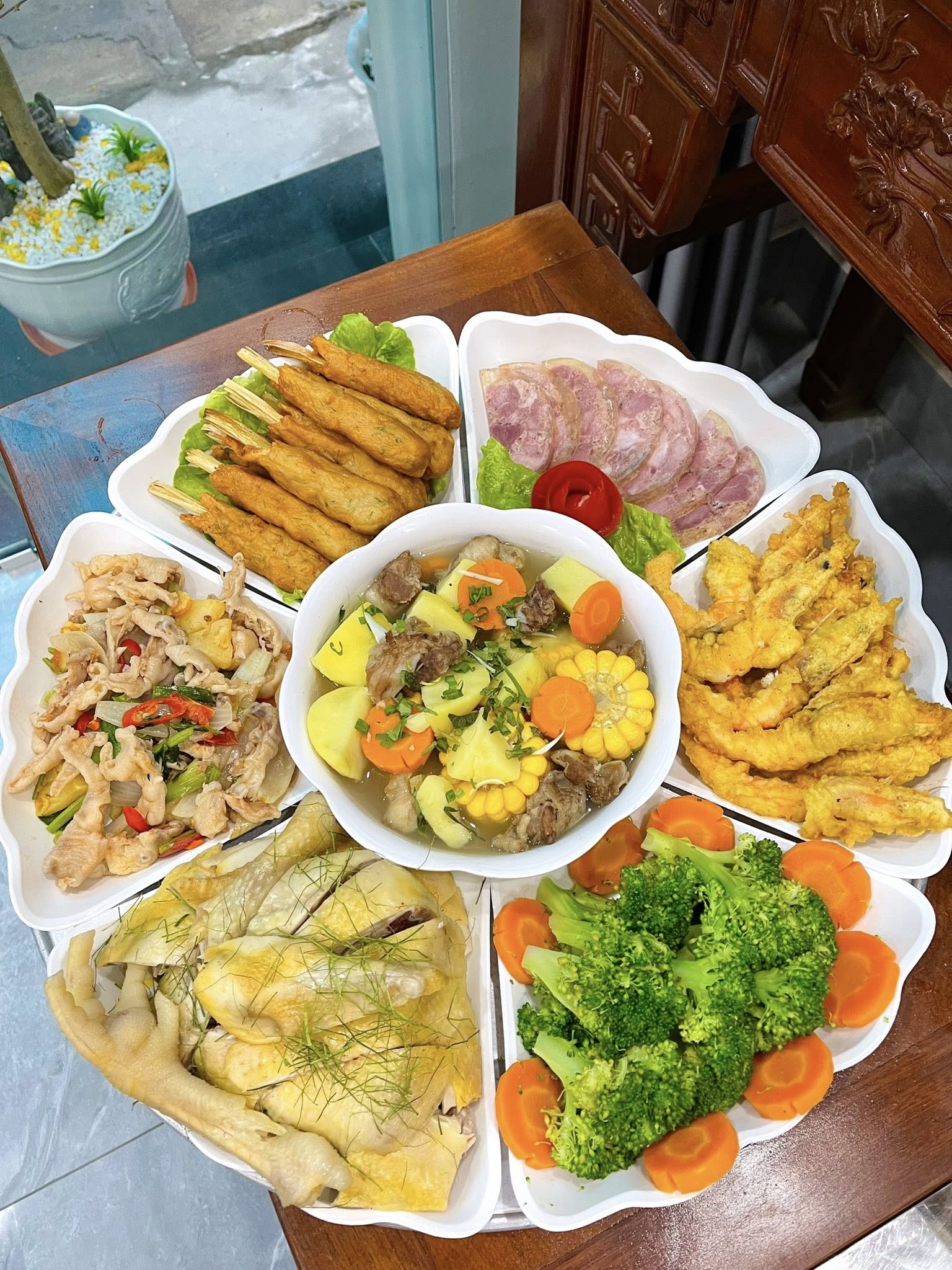 Cuộc đua khoe mâm cúng ông Công ông Táo đổ bộ MXH, loạt món đặc sản được "lên mâm" - Ảnh 1.