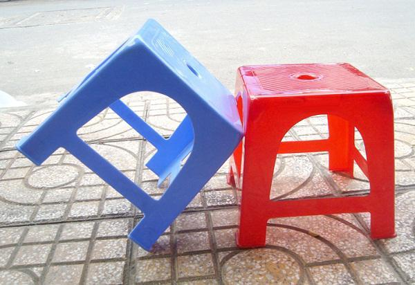 90% người ngồi ghế nhựa không biết công dụng của lỗ tròn này để tận dụng