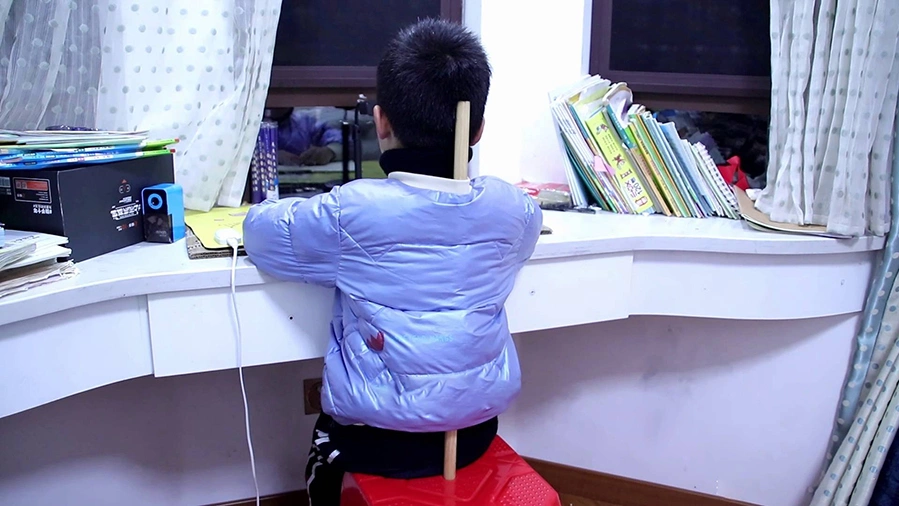 90% người ngồi ghế nhựa không biết công dụng của lỗ tròn này để tận dụng