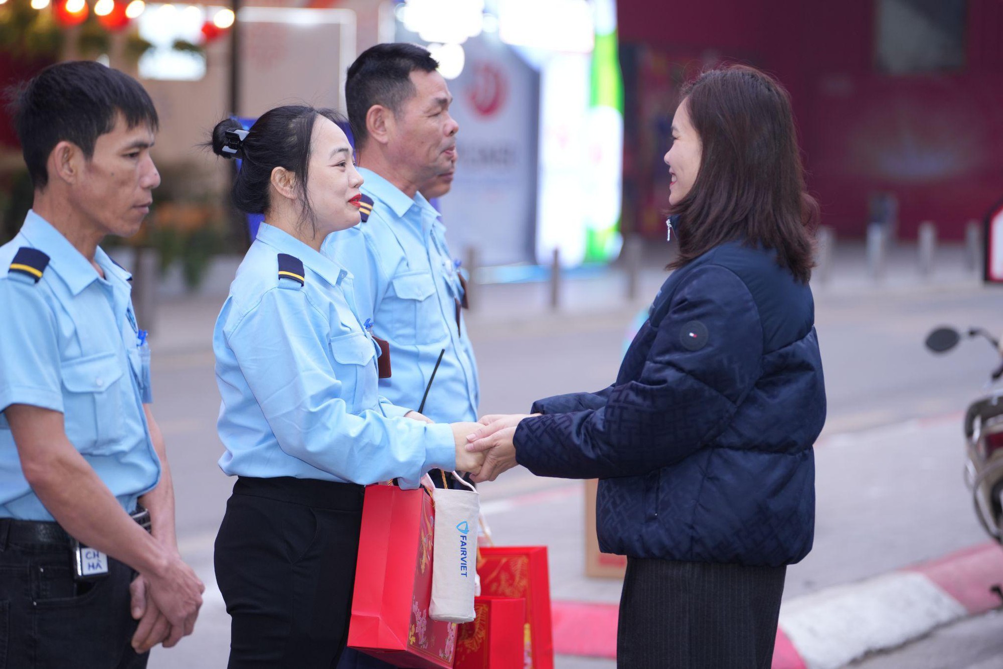 FAIRVIET triển khai “Tết An Vui – Xuân Vững Chãi”: Khi doanh nghiệp chung tay tri ân lực lượng trực Tết - Ảnh 4. FAIRVIET triển khai “Tết An Vui – Xuân Vững Chãi”: Khi doanh nghiệp chung tay tri ân lực lượng trực Tết - Ảnh 4.