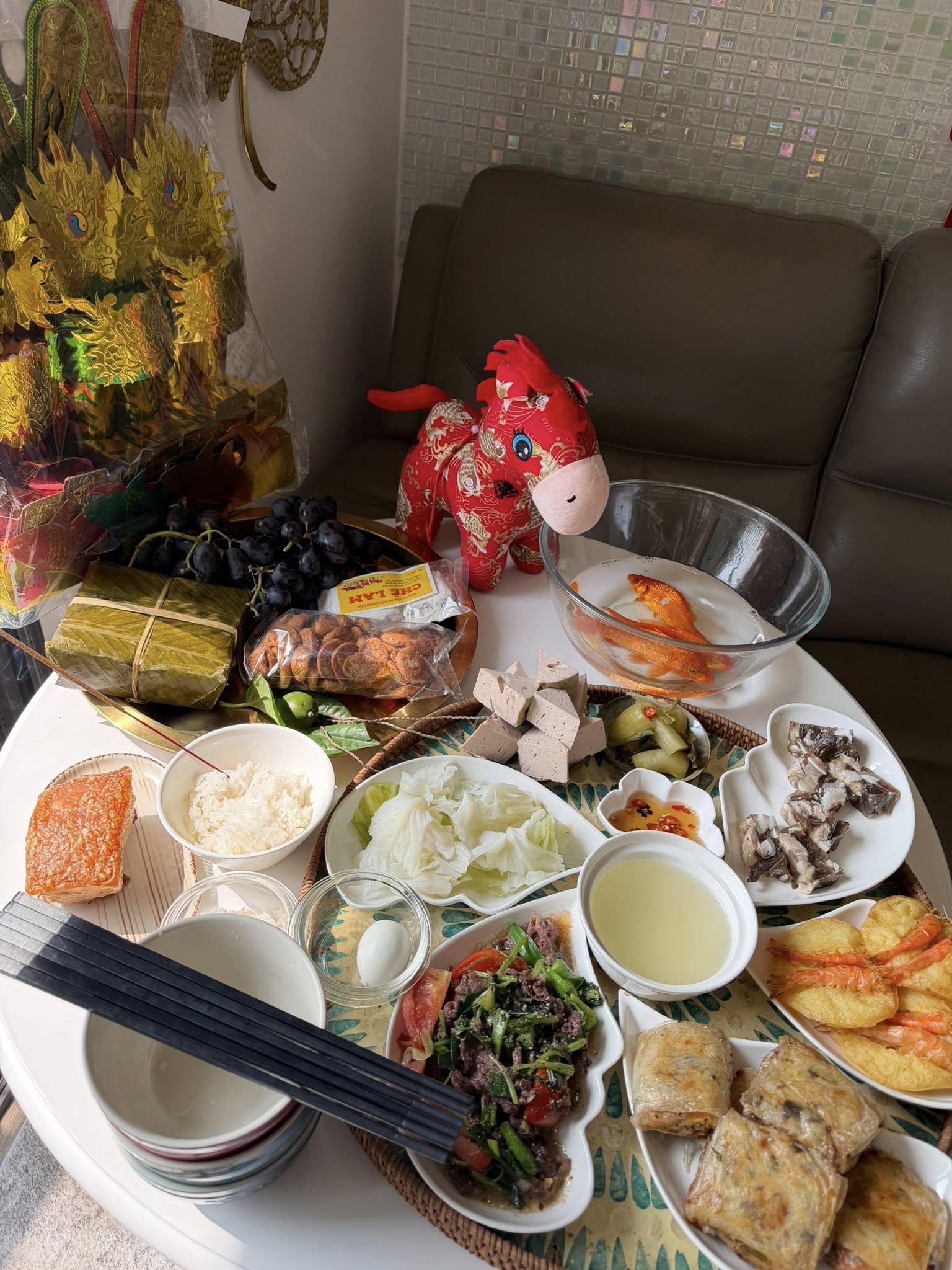 Cuộc đua khoe mâm cúng ông Công ông Táo đổ bộ MXH, loạt món đặc sản được "lên mâm" - Ảnh 3.