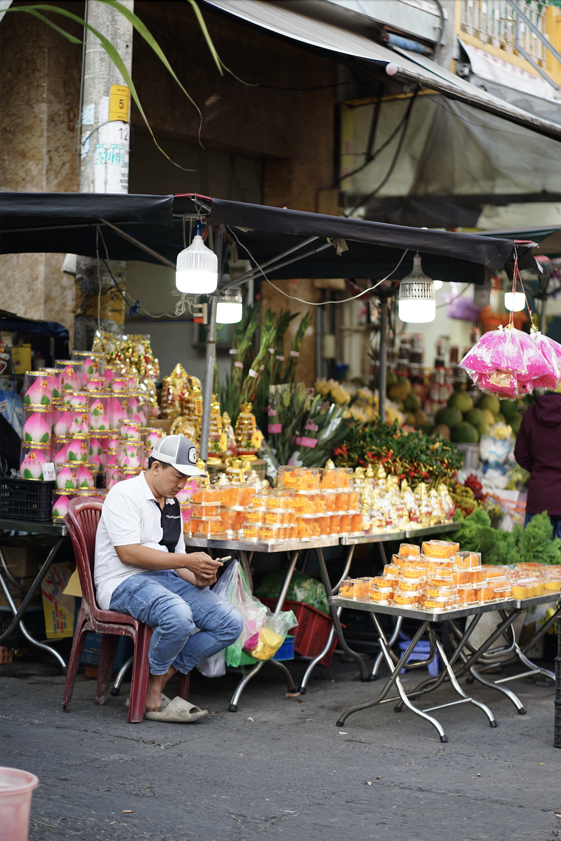 Cảnh tượng lạ lùng ngày ông Táo: Bánh trái đẹp như vàng nhưng người dân chỉ dám “mua một nửa” tại chợ người Hoa - Ảnh 7.