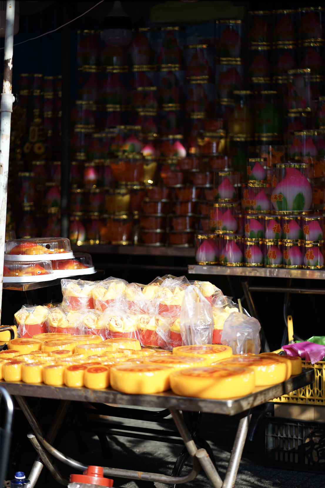 Cảnh tượng lạ lùng ngày ông Táo: Bánh trái đẹp như vàng nhưng người dân chỉ dám “mua một nửa” tại chợ người Hoa - Ảnh 6.