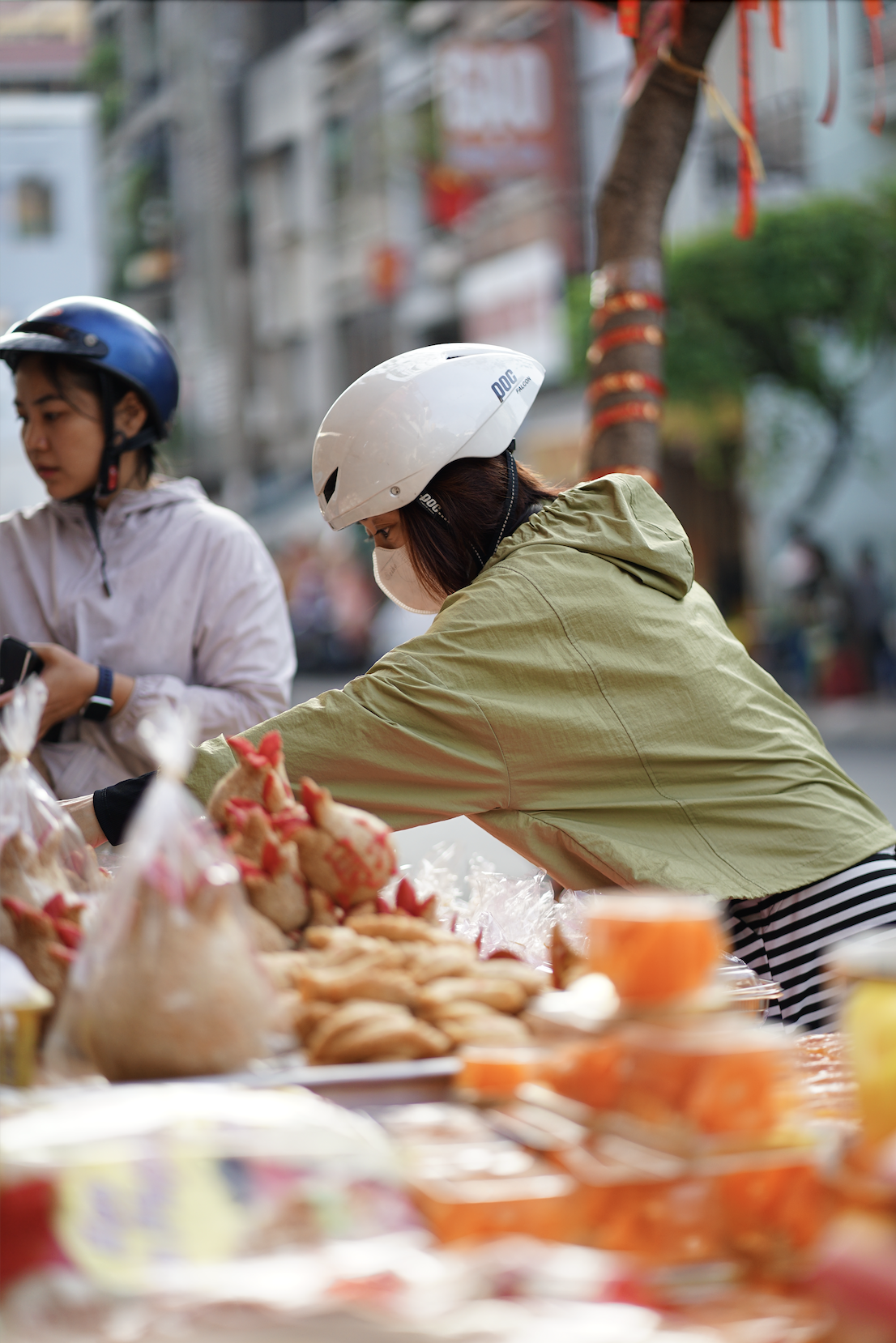 Cảnh tượng lạ lùng ngày ông Táo: Bánh trái đẹp như vàng nhưng người dân chỉ dám “mua một nửa” tại chợ người Hoa - Ảnh 1.