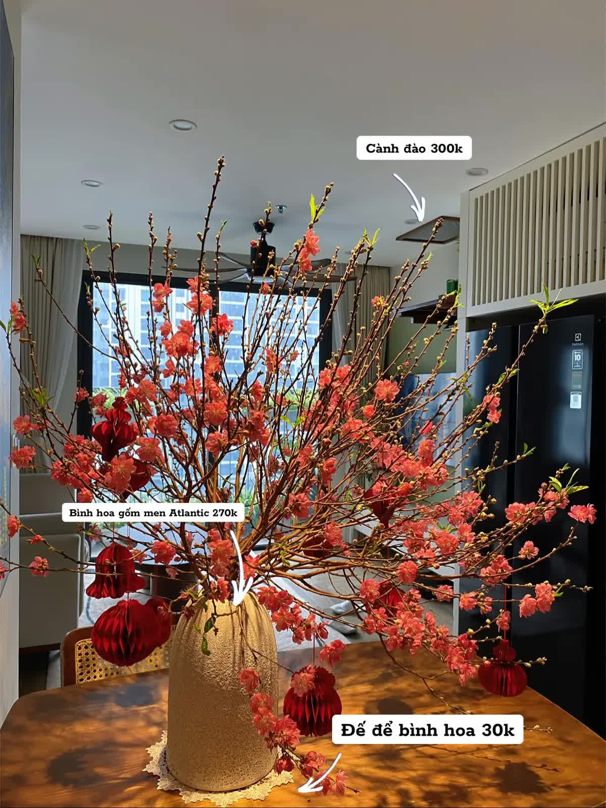 Vợ đảm ở Hà Nội dự trù chi tiêu Tết cho 3 gia đình gói gọn 21 triệu: Cành đào 300k, tuyết mai 90k... hoa rực rỡ khắp nhà- Ảnh 3.