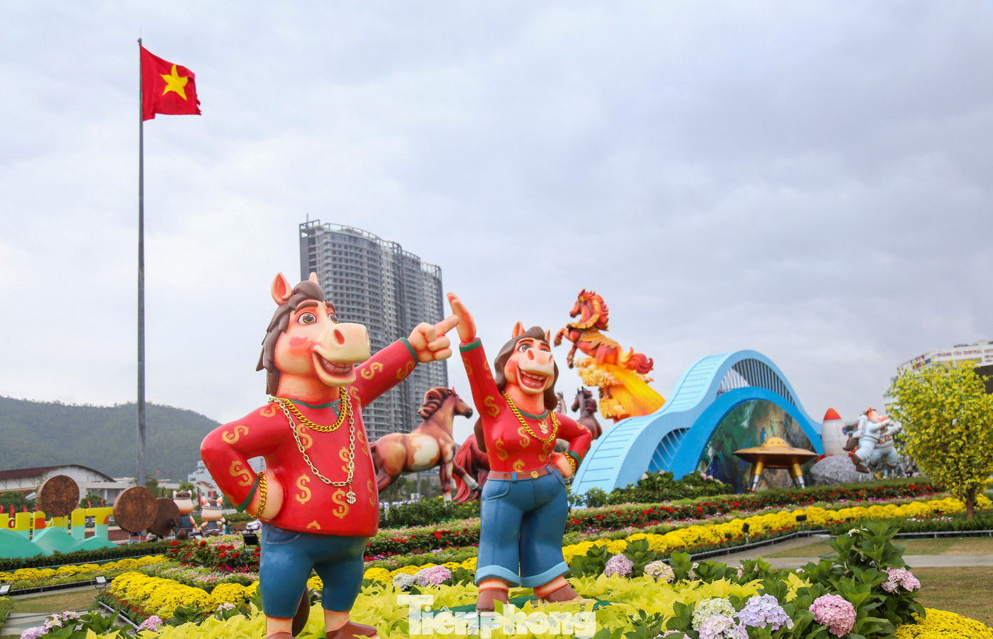 Linh vật Gia Lai 2026 gây sốt với ngựa ' mặt cộc ' cầm iPhone và ngựa ' Superman ' - Ảnh 8.