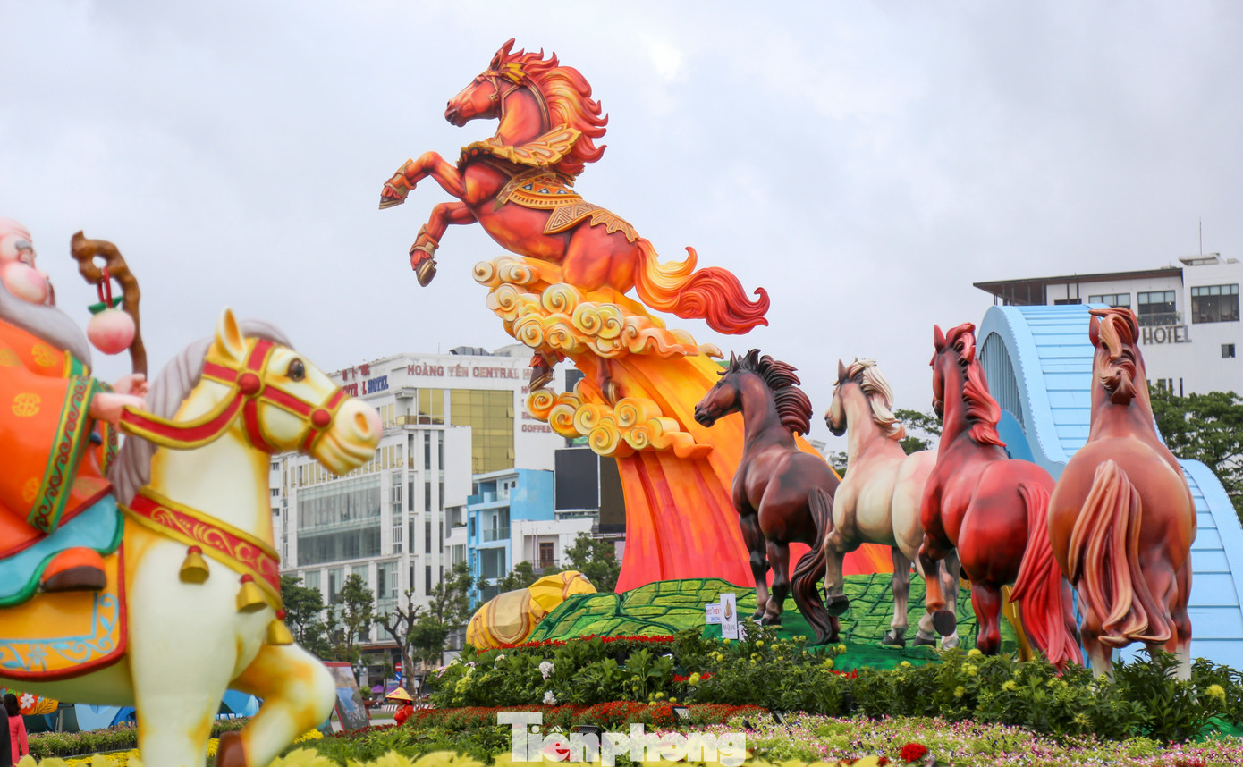 Linh vật Gia Lai 2026 gây sốt với ngựa ' mặt cộc ' cầm iPhone và ngựa ' Superman ' - Ảnh 3.