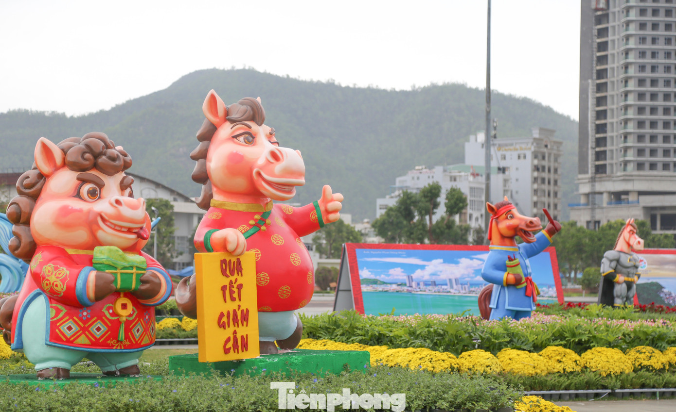 Linh vật Gia Lai 2026 gây sốt với ngựa ' mặt cộc ' cầm iPhone và ngựa ' Superman ' - Ảnh 9.