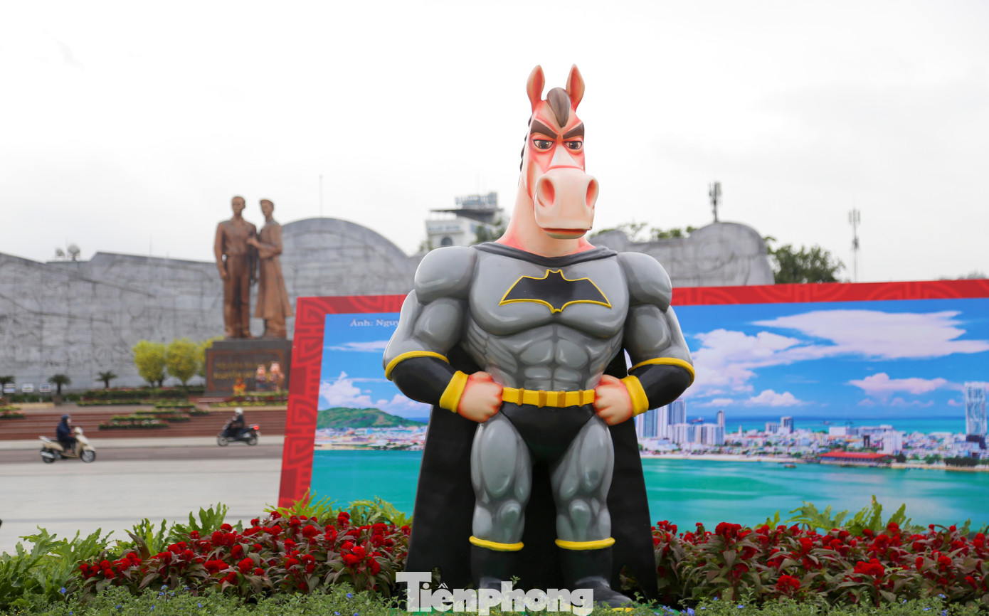 Linh vật Gia Lai 2026 gây sốt với ngựa ' mặt cộc ' cầm iPhone và ngựa ' Superman ' - Ảnh 12.