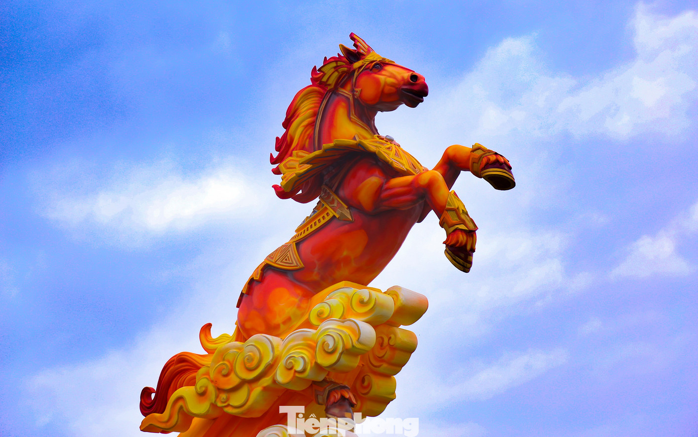 Linh vật Gia Lai 2026 gây sốt với ngựa ' mặt cộc ' cầm iPhone và ngựa ' Superman ' - Ảnh 2.