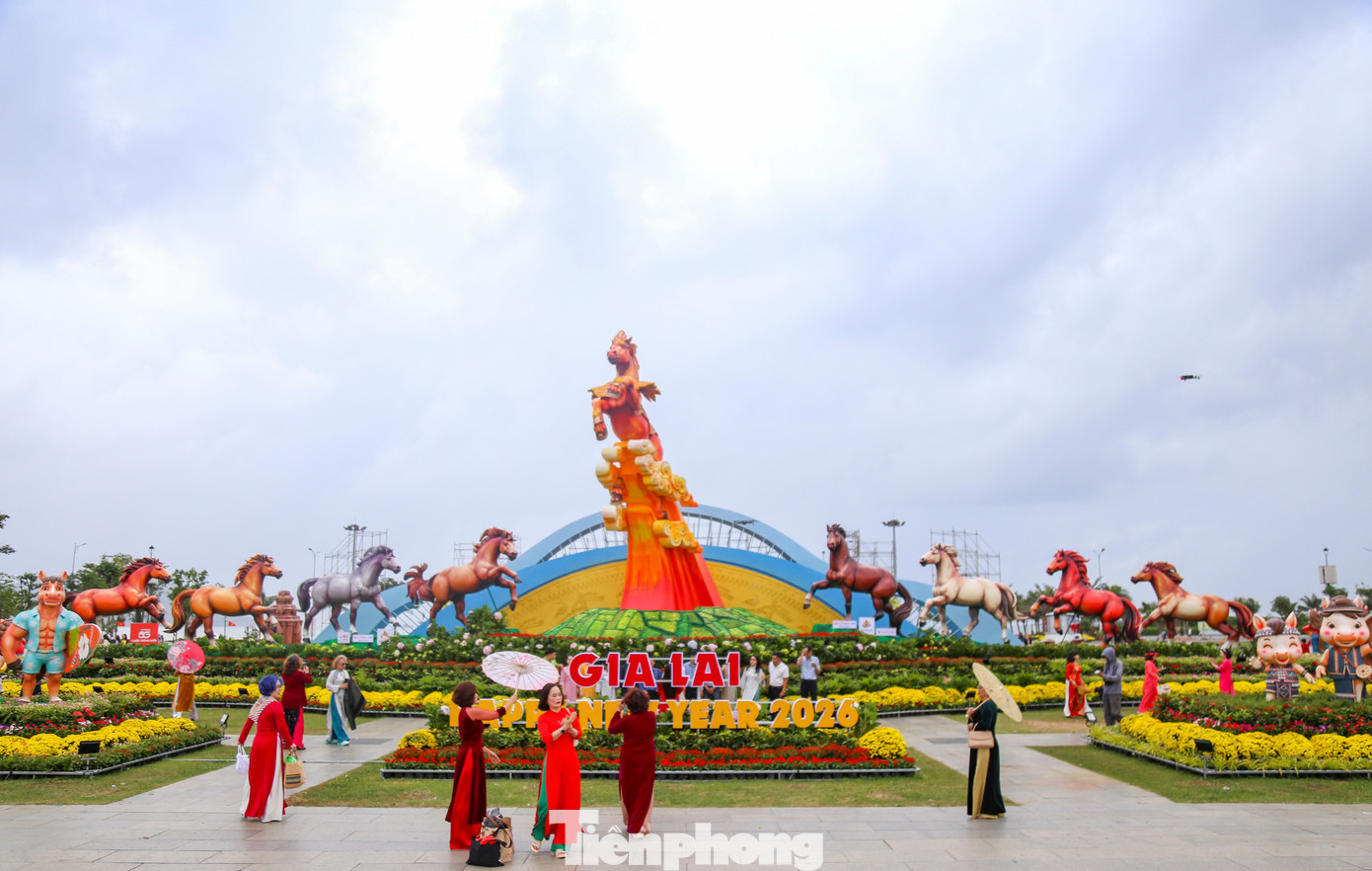 Linh vật Gia Lai 2026 gây sốt với ngựa ' mặt cộc ' cầm iPhone và ngựa ' Superman ' - Ảnh 1.