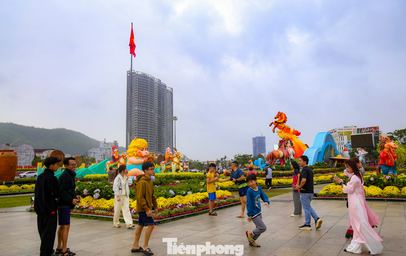 Linh vật Gia Lai 2026 gây sốt với ngựa ' mặt cộc ' cầm iPhone và ngựa ' Superman ' - Ảnh 4.