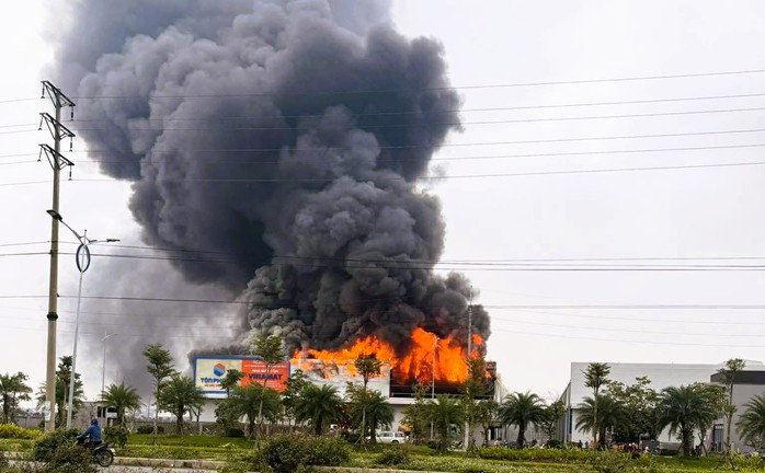 Cháy lớn tại cụm công nghiệp ở Ninh Bình, cội khói bốc cao hàng chục mét - Ảnh 2.