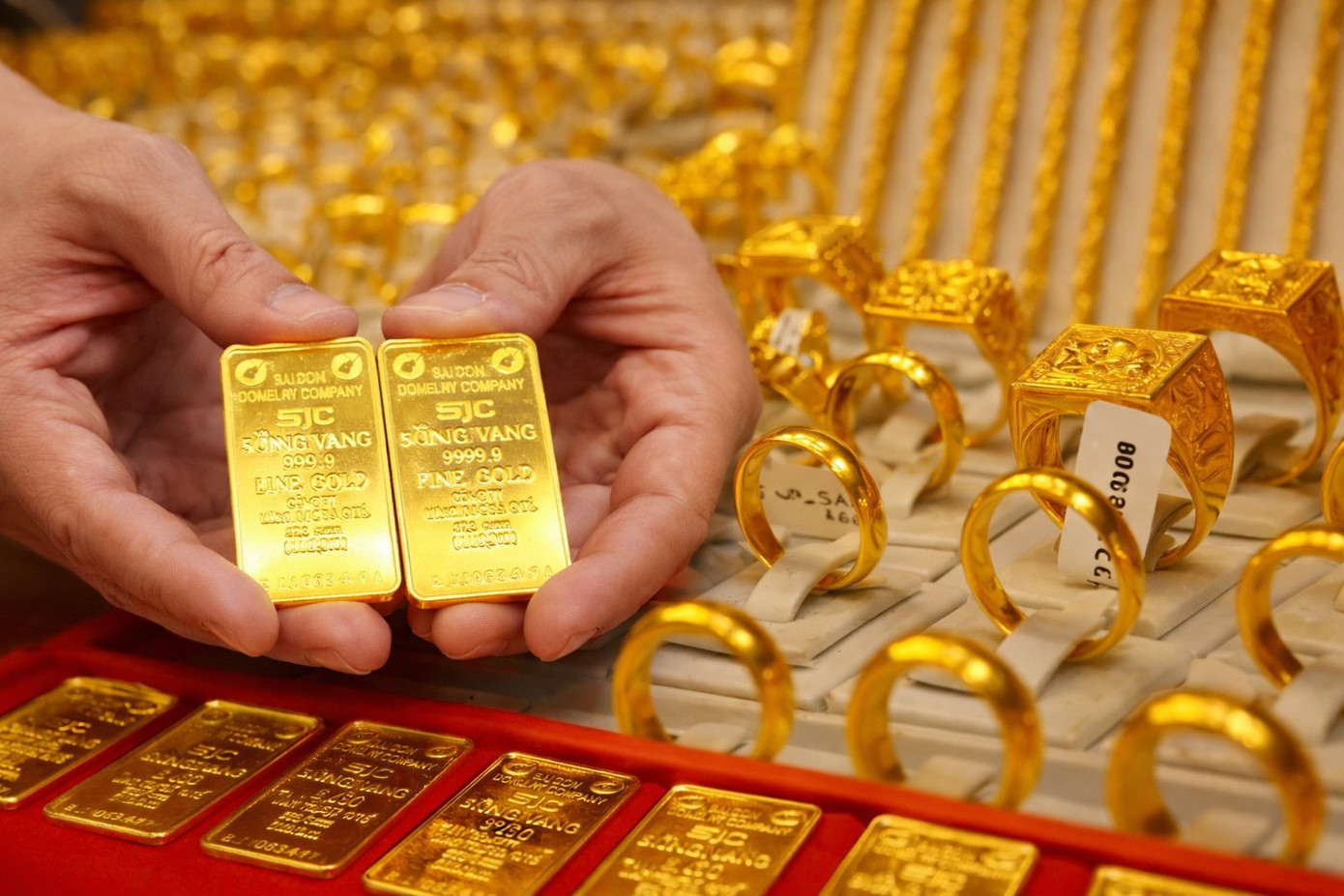 Giá vàng Việt Nam tăng mạnh , cao hơn thế giới gần 24 triệu đồng / lượng - Ảnh 1.