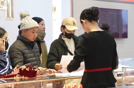 Mất hóa đơn mua vàng có bán lại được không?  - Ảnh 1.