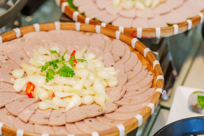 Tết đang mệt dần, và nhiều người chỉ muốn được "biến mất" vài ngày- Ảnh 4.