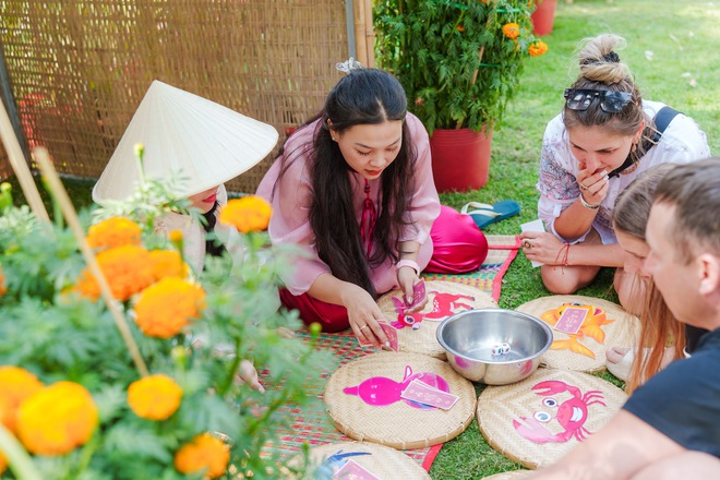 Tết đang mệt dần, và nhiều người chỉ muốn được "biến mất" vài ngày- Ảnh 14.