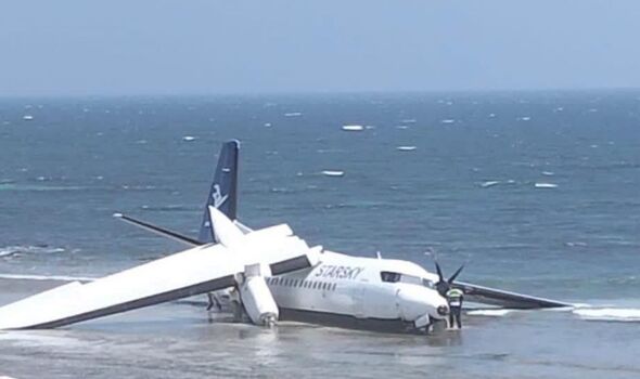 Máy bay rơi Mogadishu: 55 Hành khách sống sót sau sự cố nghiêm trọng bên bờ biển - Ảnh 1.
