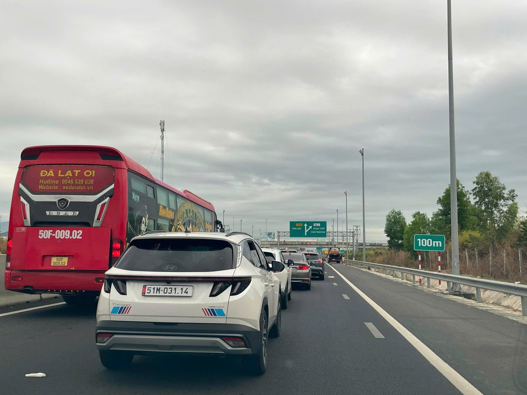 Tai nạn liên tiếp, đường cao tốc từ TPHCM ra miền Trung ùn tắc nhiều điểm - Ảnh 1.