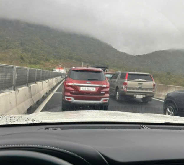 Tai nạn liên tiếp, đường cao tốc từ TPHCM ra miền Trung ùn tắc nhiều điểm - Ảnh 3.