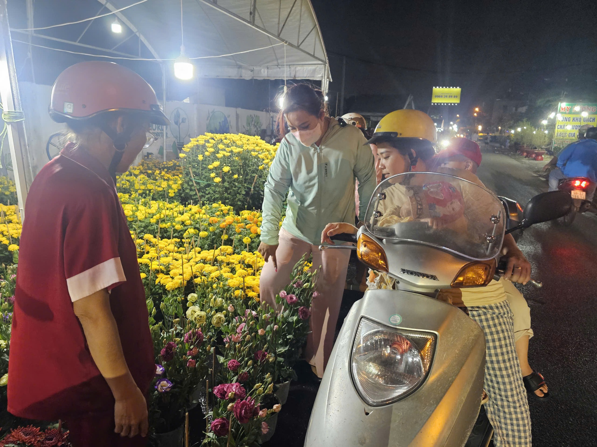 Thị trường hoa Tết 2026: Những lọai hoa đang “ cháy hàng ” và giá cả hấp dẫn - Ảnh 4.