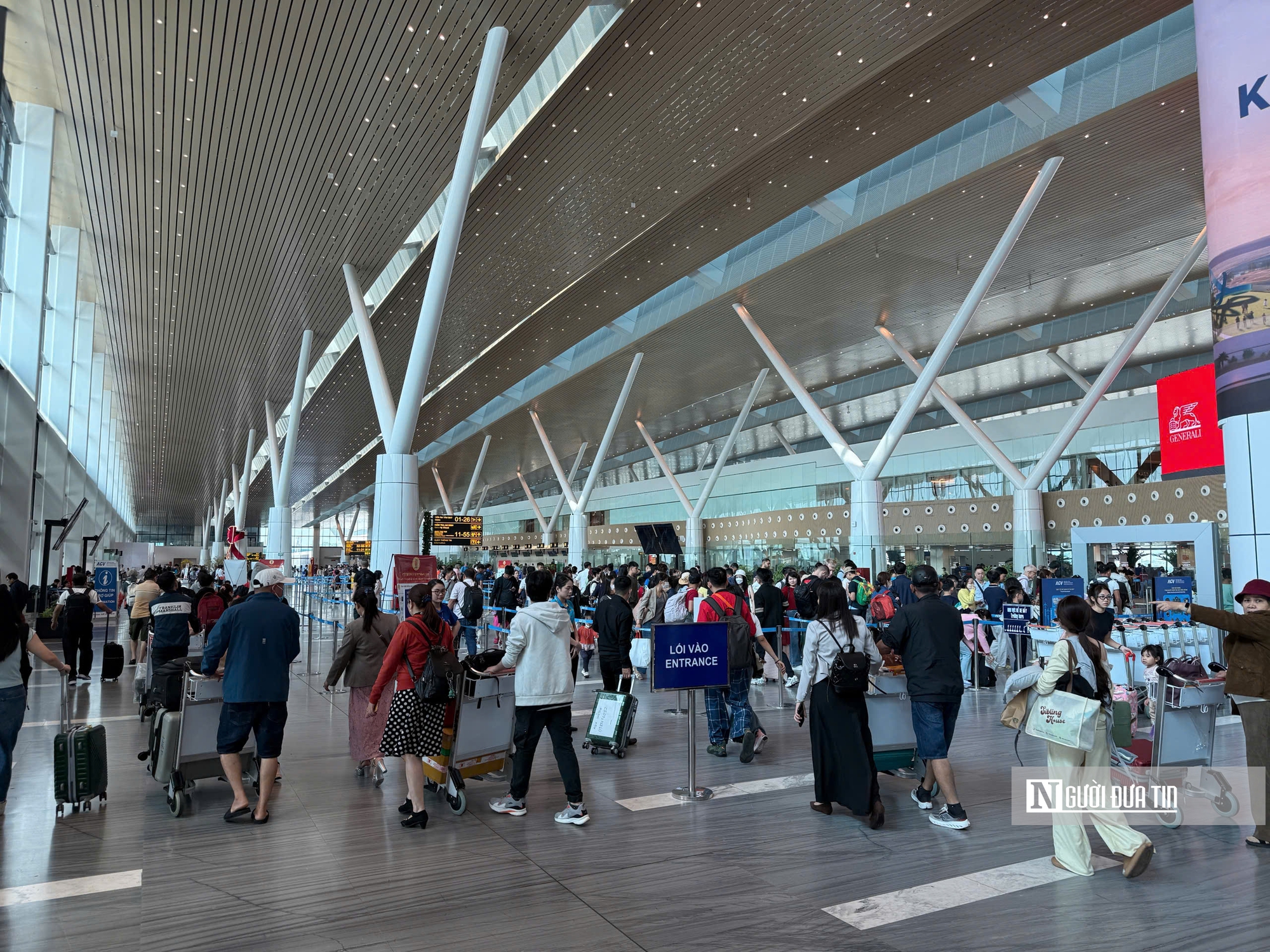 Lượng khách "khủng" đổ về sân bay Tân Sơn Nhất, người dân lưu ý lịch trình về quê đón Tết- Ảnh 2.