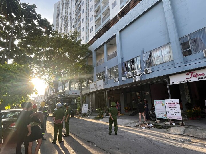 Cháy lớn tại chung cư P.H ở Nam Nha Trang, cư dân hoảng loạn tháo chạy - Ảnh 1.