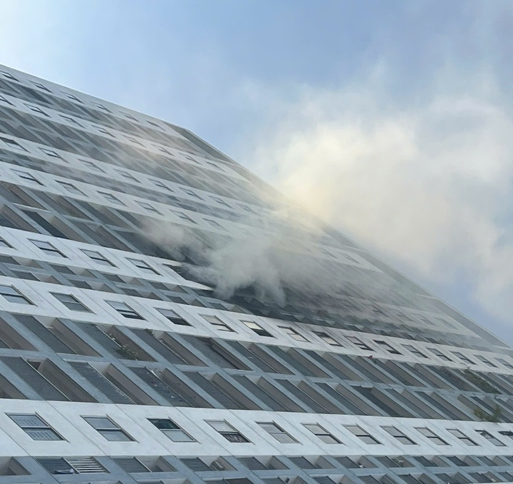 Cháy lớn tại chung cư P.H ở Nam Nha Trang, cư dân hoảng loạn tháo chạy - Ảnh 2.