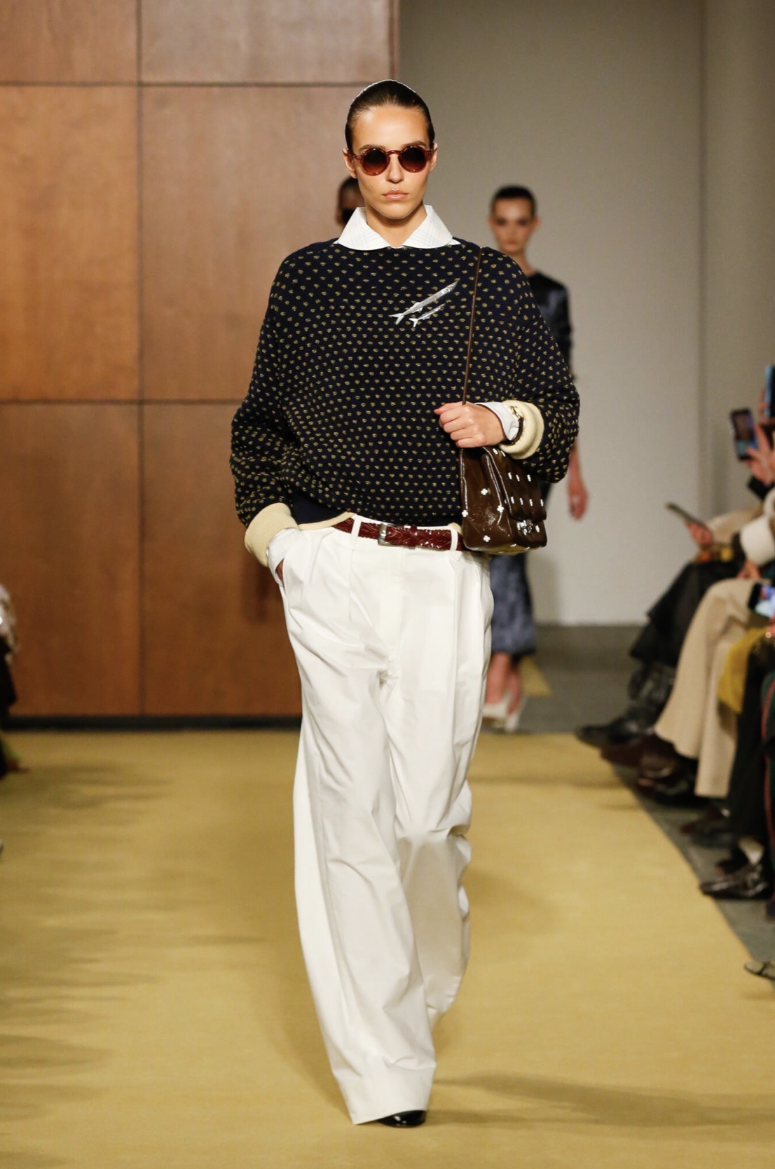 Trang phục kinh điển được “nới lỏng”: Thu/Đông 2026 và cuộc thử nghiệm cá nhân hóa - Ảnh 4.