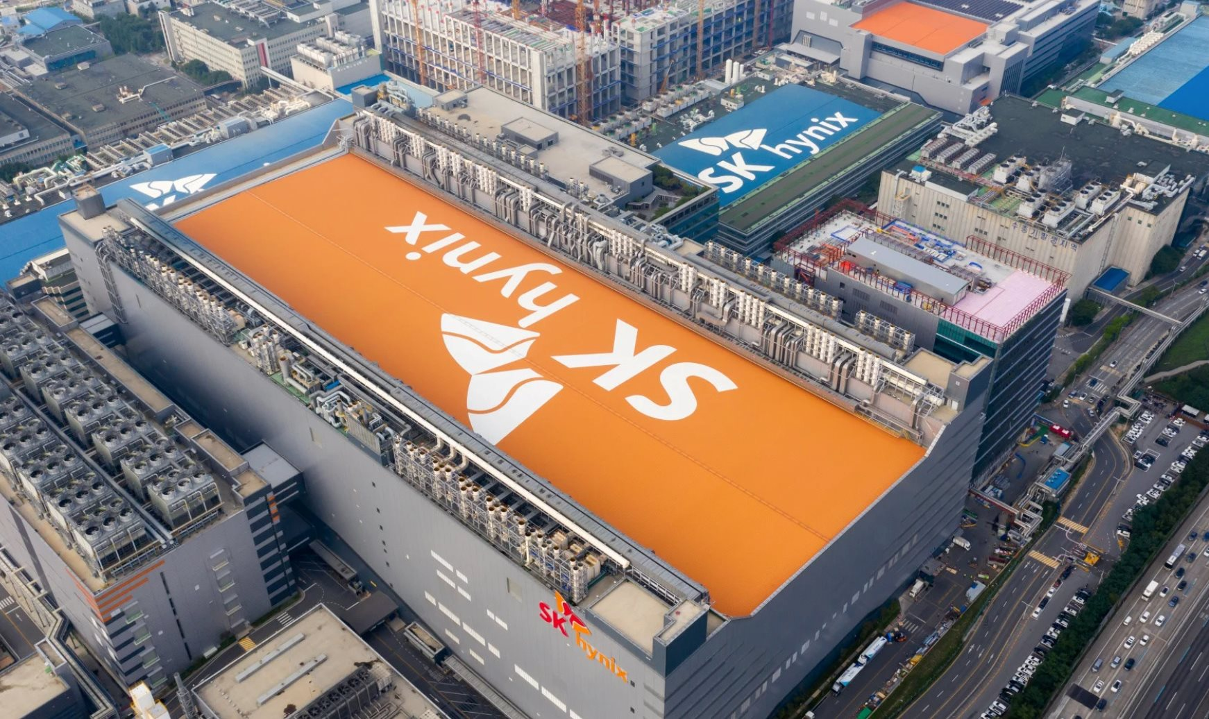 SK Hynix soán ngôi Samsung: Cuộc chiến HBM trong ngành chip năm 2026 - Ảnh 3.