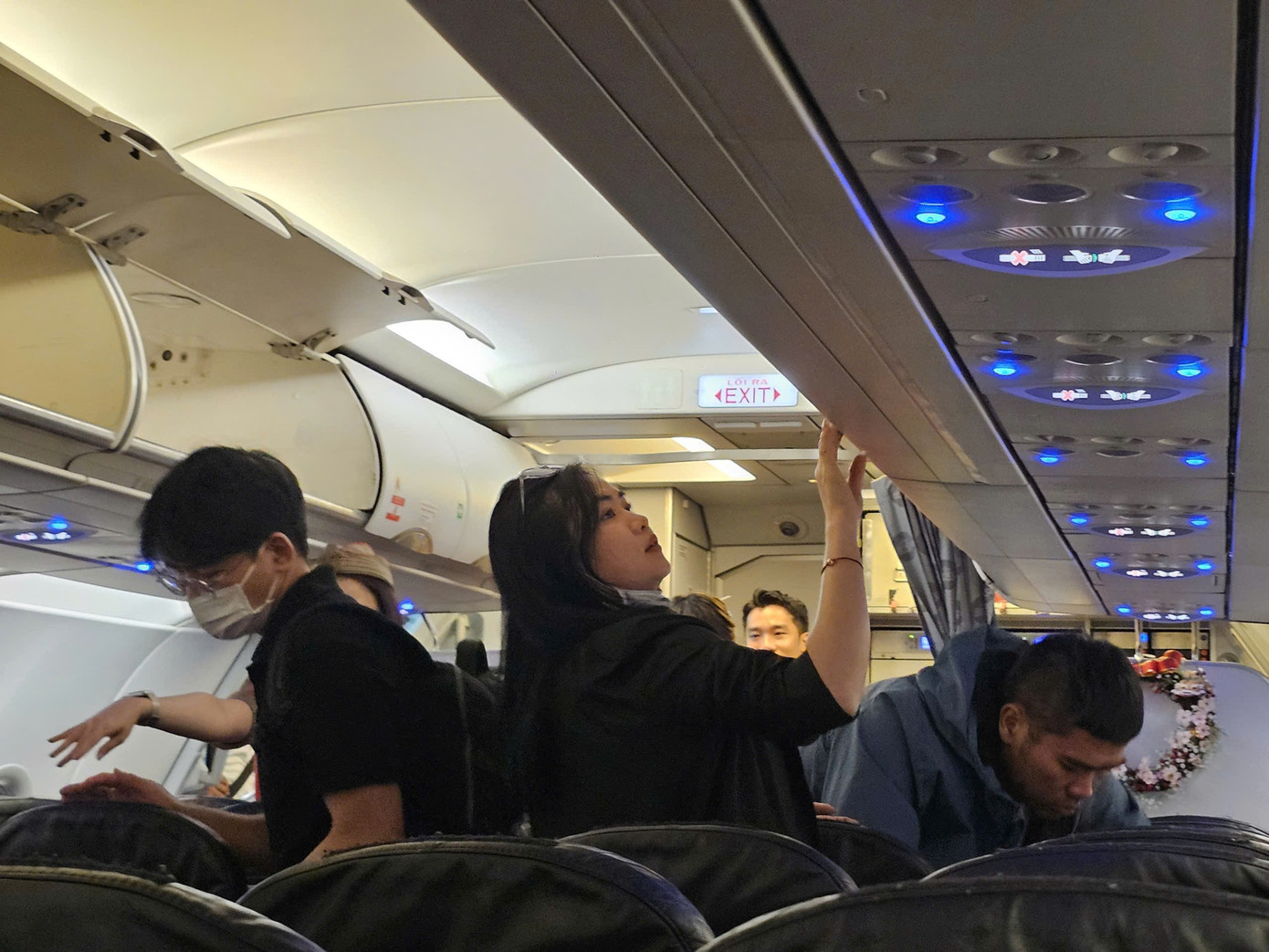 Hành khách chờ đêm tại sân bay Tân Sơn Nhất trong ngày cao điểm Tết 2026 - Ảnh 8.