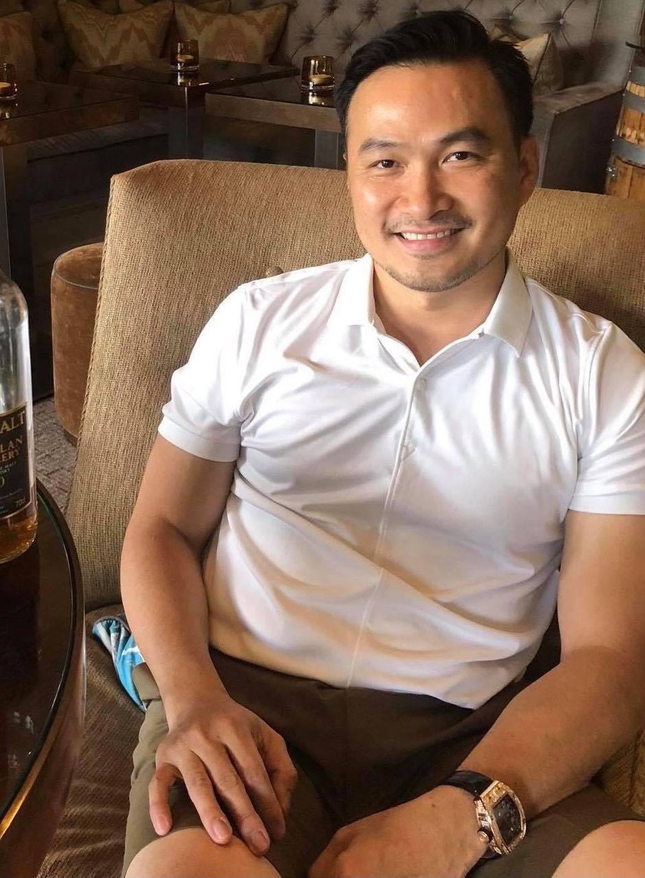 Nam nghệ sĩ cưới vợ đại gia kém 16 tuổi, bỏ showbiz, làm giám đốc bảo tàng, biệt thự trải khắp TP.HCM - Ảnh 1.