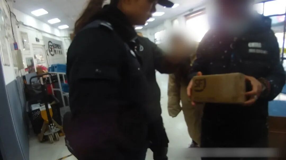 Phát hiện 6 thỏi vàng trị giá 860 triệu đồng trong gói hàng ship, công an vào cuộc