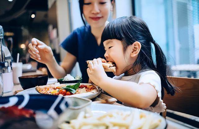 Cách ăn uống của trẻ ảnh hưởng đến giáo dục cảm xúc và tương lai thành đạt của chúng - Ảnh 1.