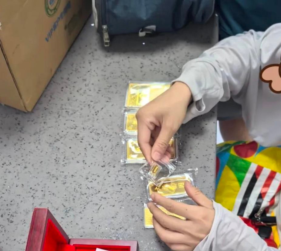 Phát hiện 6 thỏi vàng trị giá 860 triệu đồng trong gói hàng ship, công an vào cuộc