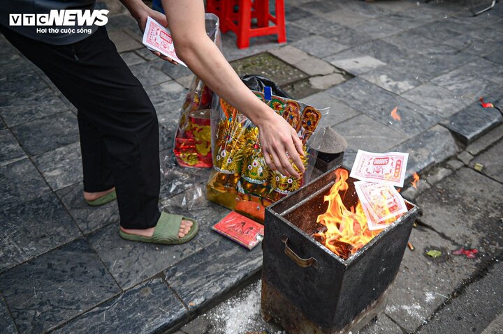 Cúng tất niên xong có phải hóa vàng ngay không trong Tết Bính Ngọ 2026?