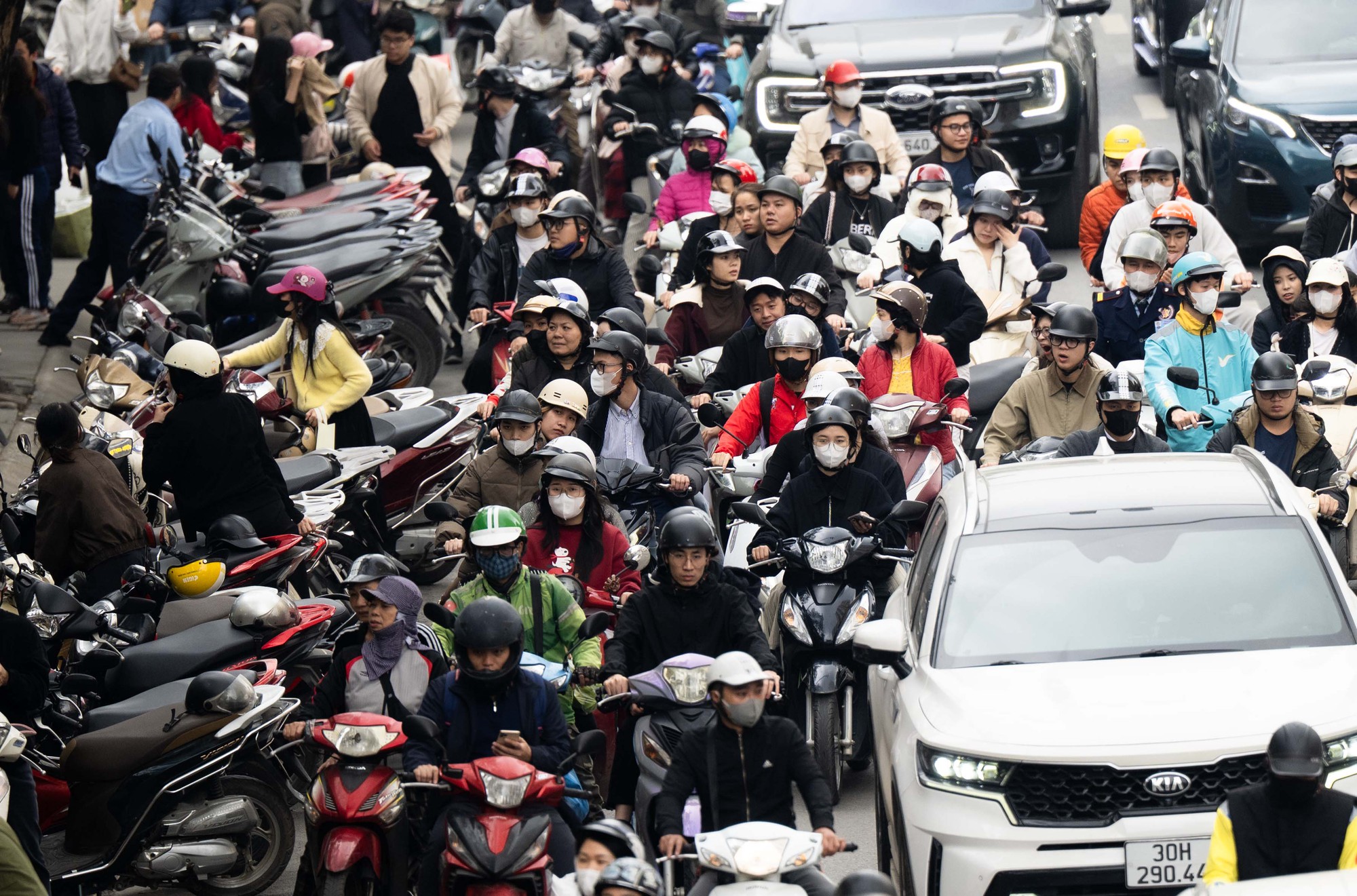 Không khí Tết rộn ràng tại Bến xe Miền Tây chiều 26 Tết 2026 - Ảnh 2. Không khí Tết rộn ràng tại Bến xe Miền Tây chiều 26 Tết 2026 - Ảnh 2.