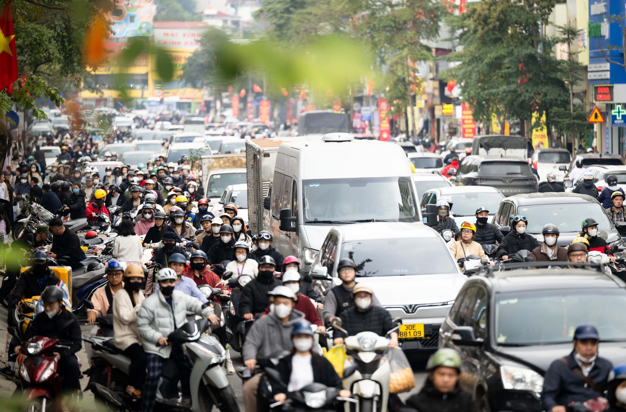 Không khí Tết rộn ràng tại Bến xe Miền Tây chiều 26 Tết 2026 - Ảnh 1. Không khí Tết rộn ràng tại Bến xe Miền Tây chiều 26 Tết 2026 - Ảnh 1.